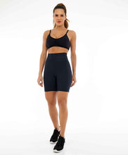 Cargar imagen en el visor de la galería, Model Front: Alto Giro Fitness Bas Bermuda Hyper Com Bolsos Laterais Preto
