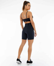 Cargar imagen en el visor de la galería, Model Back: Alto Giro Fitness Bas Bermuda Hyper Com Bolsos Laterais Preto