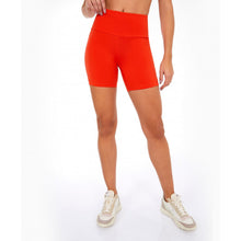 Cargar imagen en el visor de la galería, Model Front: Alto Giro Fitness Bas Bermuda Supplex Fusao Laranja Fast