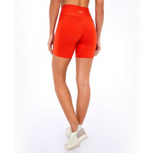 Cargar imagen en el visor de la galería, Model Back: Alto Giro Fitness Bas Bermuda Supplex Fusao Laranja Fast