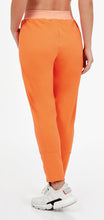 Cargar imagen en el visor de la galería, Model Back: Alto Giro Fitness Bas Calca Jogging Up Co2 Recortes Laranja