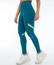 Cargar imagen en el visor de la galería, Model Front: Alto Giro Fitness Bas Legging Bodytex Vazado Lateral Sport Way Verde Running