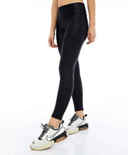 Cargar imagen en el visor de la galería, Model Front: Alto Giro Fitness Bas Legging Couro Com Recorte Rebatidos Preto
