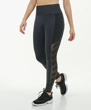 Cargar imagen en el visor de la galería, Model Front: Alto Giro Fitness Bas Legging Hyper Bordado Lateral Preto