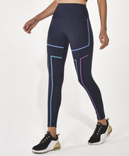 Cargar imagen en el visor de la galería, Model Front: Alto Giro Fitness Bas Legging Hyper Linhas Fusionadas Preto