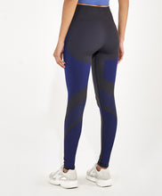 Cargar imagen en el visor de la galería, Model Back: Alto Giro Fitness Bas Legging Sem Costura Emana Bicolor Preto