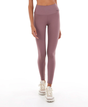 Cargar imagen en el visor de la galería, Model Front: Alto Giro Fitness Bas Legging Up C02 Termo Marrom Taupe