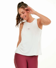 Cargar imagen en el visor de la galería, Model Front: Alto Giro Fitness Haut Ragata Radiosa Abertura Costas Off White