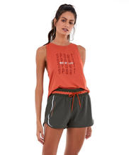 Cargar imagen en el visor de la galería, Model Front: Alto Giro Fitness Haut Regata Alto Giro Skin Fit Sport Way Com Degradê