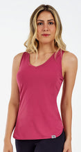 Cargar imagen en el visor de la galería, Model Front: Alto Giro Fitness Haut Regata Skin Fit Alongada Gola V Rosa