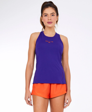 Cargar imagen en el visor de la galería, Model Front: Alto Giro Fitness Haut Regata Skin Fit Costas Nadador Roxo Eletric