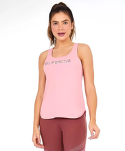 Cargar imagen en el visor de la galería, Model Front: Alto Giro Fitness Haut Regata Skin Fit Inspiracional Rosa Icing