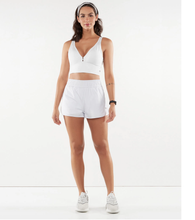 Cargar imagen en el visor de la galería, Model Front: Alto Giro Fitness Bas Shorts Bahamas Branco