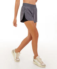 Cargar imagen en el visor de la galería, Model Front: Alto Giro Fitness Bas Shorts Tecnospan Abertura Lateral Cinza Chumbo