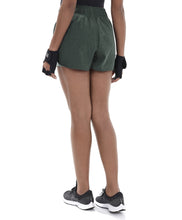 Cargar imagen en el visor de la galería, Model Back: Alto Giro Fitness Bas Shorts Tecnospan Verde Militar