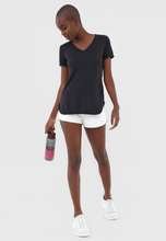 Cargar imagen en el visor de la galería, Image 04: Alto Giro Fitness Haut T-Shirt Skin Fit Alongada Gola V Preto