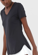 Cargar imagen en el visor de la galería, Image 05: Alto Giro Fitness Haut T-Shirt Skin Fit Alongada Gola V Preto