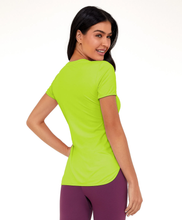 Cargar imagen en el visor de la galería, Model Back: Alto Giro Fitness Haut T-Shirt Skin Fit Alongada Gola V Verde Acidlime