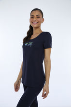 Cargar imagen en el visor de la galería, Model Front: Alto Giro Fitness Haut T-Shirt Skin Fit Inspiracionais Preto