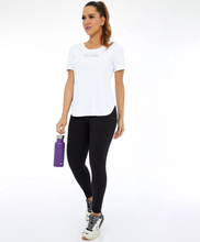 Cargar imagen en el visor de la galería, Model Front: Alto Giro Fitness Haut T-Shirt Skin Fit Inspiracional Branco Optico