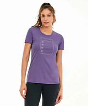 Cargar imagen en el visor de la galería, Model Front: Alto Giro Fitness Haut T- Shirt Skin Fit Inspiracional Roxo Potion