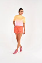 Cargar imagen en el visor de la galería, Model Front: Alto Giro Fitness Haut T-Shirt Sunset Amarelo Amber