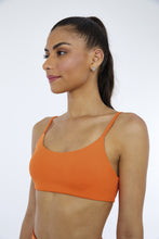 Cargar imagen en el visor de la galería, Model Front: Alto Giro Fitness Haut Top Hyper Costas Decotada Laranja Orangeade