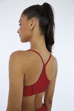 Cargar imagen en el visor de la galería, Model Back: Alto Giro Fitness Haut Top Hyper Recortes Atlanta Vermelho Haute Red
