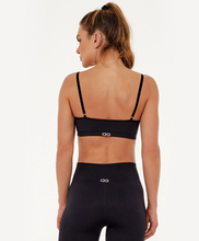 Cargar imagen en el visor de la galería, Model Back: Alto Giro Fitness Haut Top Sem Costura Essential Preto