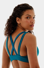 Cargar imagen en el visor de la galería, Model Back: Alto Giro Fitness Haut Top Up Co2 Com Recortes Atlanta Azul