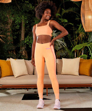 Cargar imagen en el visor de la galería, Model Front: Alto Giro Fitness Haut Top Verticale Detalhe Tiras Laranja Gym