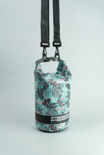 Cargar imagen en el visor de la galería, Model Back: Feelfree Sac De Plage Dry Tube 1,5L Tropical Organic Teal