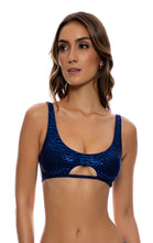 Cargar imagen en el visor de la galería, Model Front: Luli Fama Haut Top Scoop Lux Midnight Blue