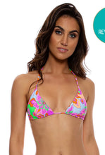 Cargar imagen en el visor de la galería, Model Front: Luli Fama Haut Top Wavy Ruched Reversible Vivi Il Momento