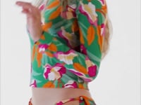 Cargar y reproducir el video en el visor de la galería, Video: Rio De Sol Haut Top Green-Bloom Rash-Guard
