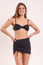 Cargar imagen en el visor de la galería, Model Front: Rio De Sol Jupe De Page Black Mini Skirt Ruched
