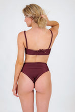 Cargar imagen en el visor de la galería, Model Back: Rio De Sol Bas Bottom Barolo Hotpants