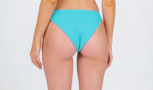 Cargar imagen en el visor de la galería, Model Back: Rio De Sol Bas Bottom Breeze Essential-Comfy