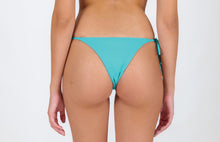 Cargar imagen en el visor de la galería, Model Back: Rio De Sol Bas Bottom Breeze Ibiza