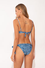 Cargar imagen en el visor de la galería, Model Back: Rio De Sol Bas Bottom Chuva Gisele