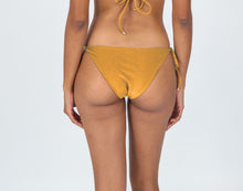 Cargar imagen en el visor de la galería, Model Back: Rio De Sol Bas Bottom Damasco Ibiza-Comfy