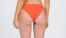 Cargar imagen en el visor de la galería, Model Back: Rio De Sol Bas Bottom Light-Peach Essential-Comfy