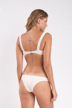 Cargar imagen en el visor de la galería, Model Back: Rio De Sol Bas Bottom Malibu-Natural Essential