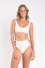 Cargar imagen en el visor de la galería, Model Front: Rio De Sol Bas Bottom Malibu-Natural Highwaist-Spin