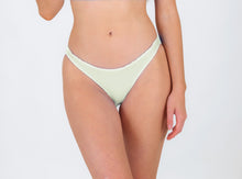 Cargar imagen en el visor de la galería, Model Front: Rio De Sol Bas Bottom Off-White Essential-Comfy