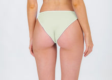 Cargar imagen en el visor de la galería, Model Back: Rio De Sol Bas Bottom Off-White Essential-Comfy
