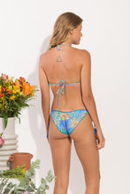 Cargar imagen en el visor de la galería, Model Back: Rio De Sol Bas Bottom Treetop Frufru-Comfy