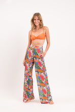 Cargar imagen en el visor de la galería, Model Front: Rio De Sol Pantalon De Plage Jungle Wide Pants