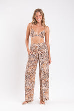 Cargar imagen en el visor de la galería, Model Front: Rio De Sol Pantalon De Plage Leopard Wide Pants