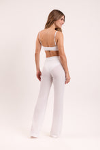 Cargar imagen en el visor de la galería, Model Back: Rio De Sol Pantalon De Plage Memphis-White Pants Lana